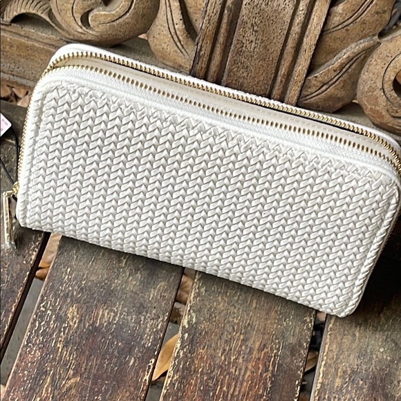 Victoria's Secret White Woven Wallet - Picture 8 of 9